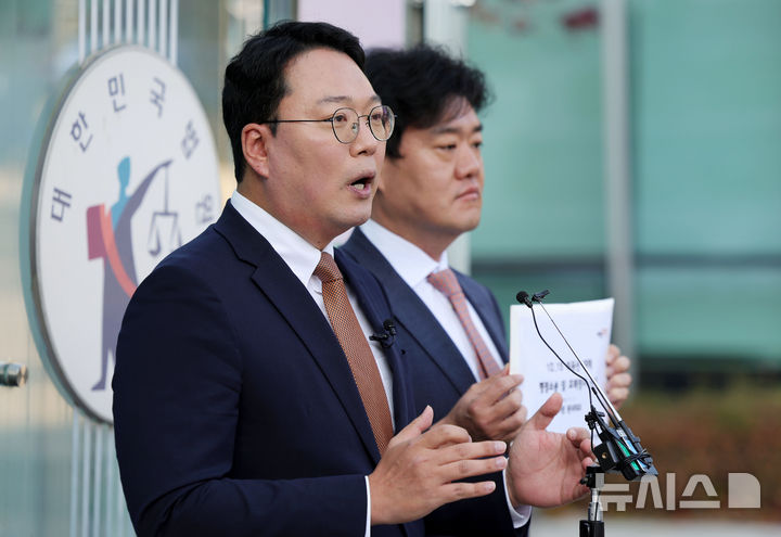 [서울=뉴시스] 홍효식 기자 = 천하람 개혁신당 원내대표가 11일 오전 서울 서초구 행정법원 앞에서 10.15 부동산 대책 취소소송 소장 및 효력정지 신청서를 접수하기 앞서 입장을 밝히고 있다. 오른쪽은 김연기 법률자문위원장. 2025.11.11. yesphoto@newsis.com