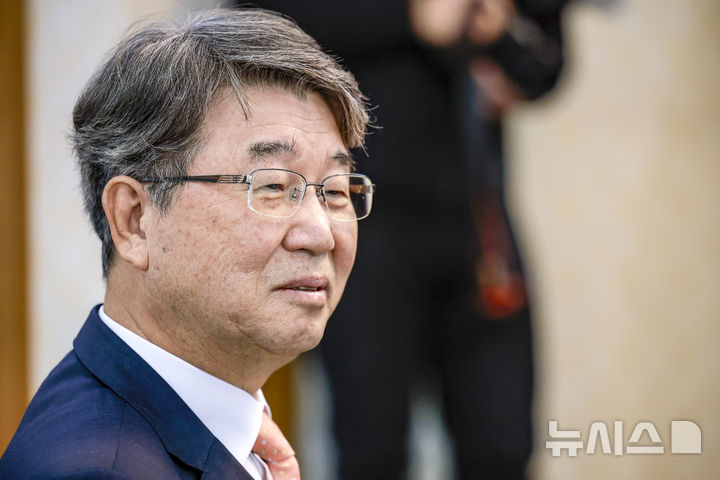 [서울=뉴시스] 정병혁 기자 = 김지형 경제사회노동위원회 위원장이 11일 서울 마포구 경총회관을 찾아 손경식 한국경영자총협회 회장과 만나 대화를 나누고 있다. 2025.11.11. jhope@newsis.com