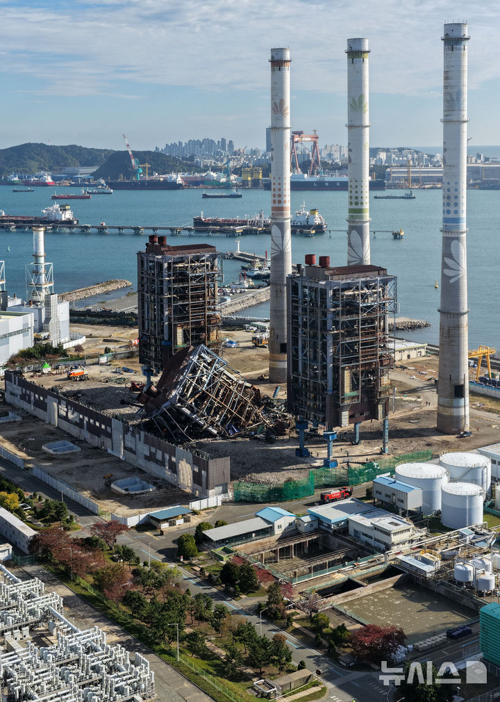 [울산=뉴시스] 김선웅 기자 = 11일 울산 남구 울산화력발전소 보일러 타워 5호기 붕괴 사고 현장에서 매몰자와 실종자 구조를 위해 발파·해체 작업을 앞둔 4·6호기의 모습이 보이고 있다. 2025.11.11. mangusta@newsis.com