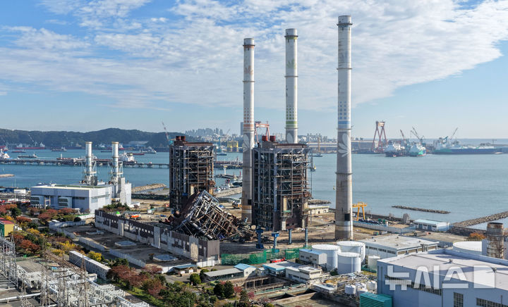 [울산=뉴시스] 김선웅 기자 = 11일 울산 남구 울산화력발전소 보일러 타워 5호기 붕괴 사고 현장에서 매몰자와 실종자 구조를 위해 발파·해체 작업을 앞둔 4·6호기의 모습이 보이고 있다. 2025.11.11. mangusta@newsis.com