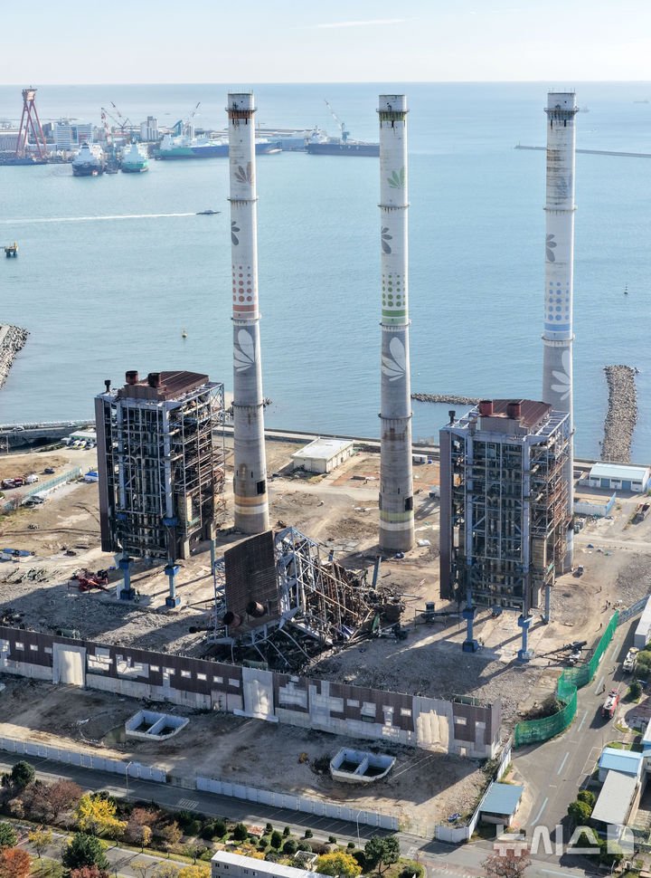 [울산=뉴시스] 김선웅 기자 = 11일 울산 남구 울산화력발전소 보일러 타워 5호기 붕괴 사고 현장에서 매몰자와 실종자 구조를 위해 발파·해체 작업을 앞둔 4·6호기의 모습이 보이고 있다. 2025.11.11. mangusta@newsis.com