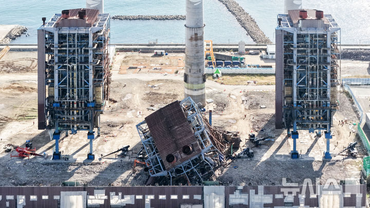 [울산=뉴시스] 김선웅 기자 = 11일 울산 남구 울산화력발전소 보일러 타워 5호기 붕괴 사고 현장에서 매몰자와 실종자 구조를 위해 발파·해체 작업을 앞둔 4·6호기의 모습이 보이고 있다. 2025.11.11. mangusta@newsis.com