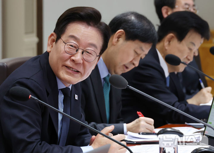 [서울=뉴시스] 최동준 기자 = 이재명 대통령이 11일 서울 용산 대통령실 청사에서 열린 국무회의에서 발언하고 있다. (대통령실통신사진기자단) 2025.11.11. photocdj@newsis.com