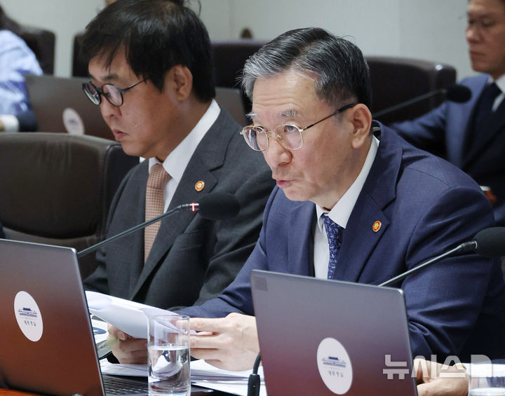 [서울=뉴시스] 최동준 기자 = 정성호 법무부 장관이 11일 서울 용산 대통령실 청사에서 열린 국무회의에서 발언하고 있다. (대통령실통신사진기자단) 2025.11.11. photocdj@newsis.com