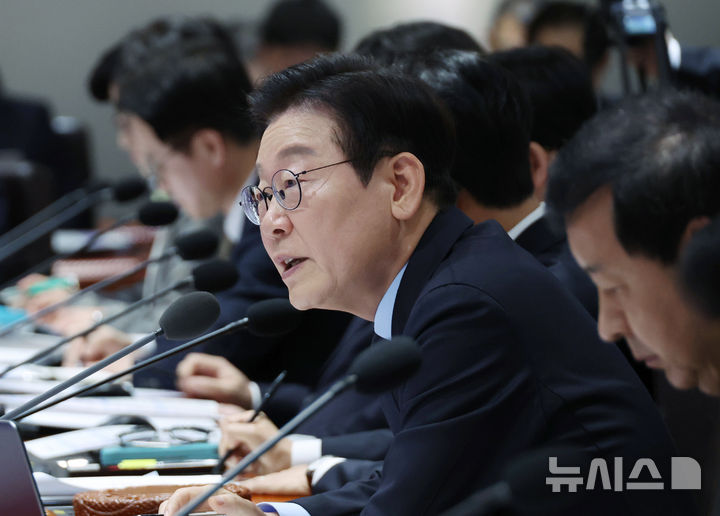 [서울=뉴시스] 최동준 기자 = 이재명 대통령이 11일 서울 용산 대통령실 청사에서 열린 국무회의에서 발언하고 있다. (대통령실통신사진기자단) 2025.11.11. photocdj@newsis.com