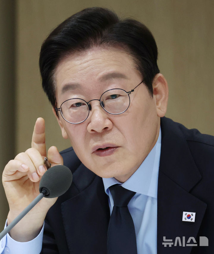 [서울=뉴시스] 최동준 기자 = 이재명 대통령이 11일 서울 용산 대통령실 청사에서 열린 국무회의에서 발언하고 있다. (대통령실통신사진기자단) 2025.11.11. photocdj@newsis.com