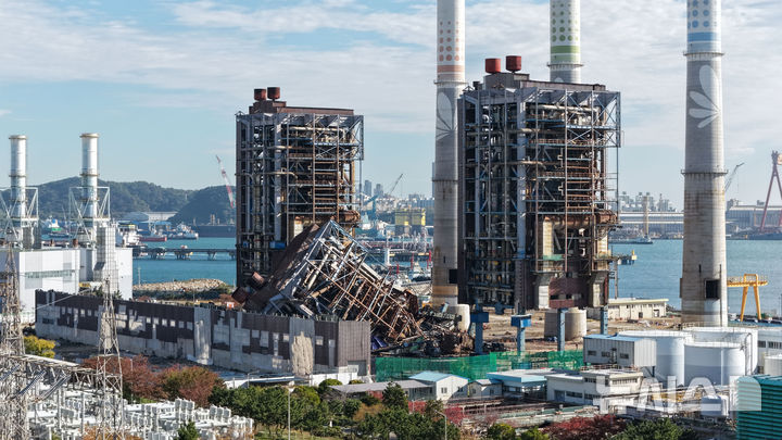 [울산=뉴시스] 김선웅 기자 = 11일 울산 남구 울산화력발전소 보일러 타워 5호기 붕괴 사고 현장에서 매몰자와 실종자 구조를 위해 발파·해체 작업을 앞둔 4·6호기의 모습이 보이고 있다. 2025.11.11. mangusta@newsis.com