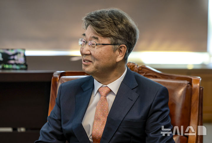 [서울=뉴시스] 정병혁 기자 = 김지형 경제사회노동위원회 위원장이 11일 서울 마포구 경총회관을 찾아 손경식 한국경영자총협회 회장과 만나 대화를 나누고 있다. 2025.11.11. jhope@newsis.com