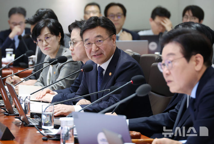 [서울=뉴시스] 최동준 기자 = 윤호중 행정안전부 장관이 11일 서울 용산 대통령실 청사에서 열린 국무회의에서 발언하고 있다. (대통령실통신사진기자단) 2025.11.11. photocdj@newsis.com