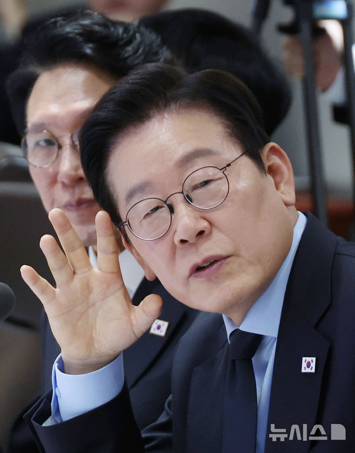 [서울=뉴시스] 최동준 기자 = 이재명 대통령이 11일 서울 용산 대통령실 청사에서 열린 국무회의에서 발언하고 있다. (대통령실통신사진기자단) 2025.11.11. photocdj@newsis.com