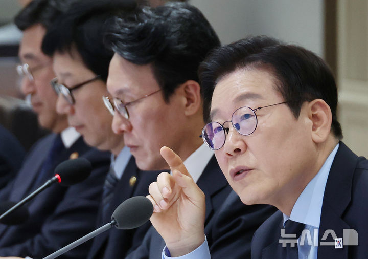 [서울=뉴시스] 최동준 기자 = 이재명 대통령이 11일 서울 용산 대통령실 청사에서 열린 국무회의에서 발언하고 있다. (대통령실통신사진기자단) 2025.11.11. photocdj@newsis.com