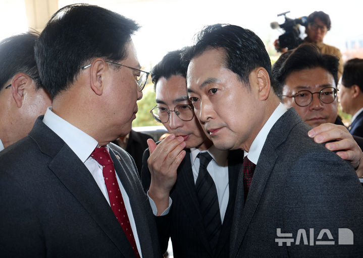 [서울=뉴시스] 홍효식 기자 = 국민의힘 장동혁 대표, 송언석 원내대표, 박준태 의원이 11일 오전 서울 서초구 대검찰청 앞에서 대장동 사건 항소 포기 규탄대회를 마친 뒤 항의 방문 도중 대화를 나누고 있다. 2025.11.11. yesphoto@newsis.com