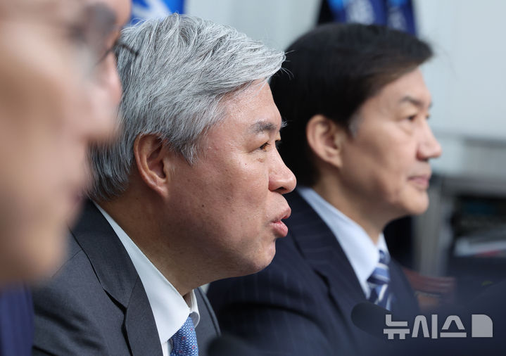 [서울=뉴시스] 김명년 기자 = 서왕진 조국혁신당 비상대책위원장 권한대행 겸 원내대표가 11일 오전 서울 여의도 국회에서 열린 전국당원대회 출발식에서 발언하고 있다. 2025.11.11. kmn@newsis.com