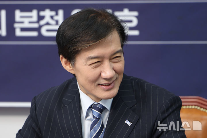 [서울=뉴시스] 김명년 기자 = 조국 조국혁신당 당대표 후보가 11일 오전 서울 여의도 국회에서 열린 전국당원대회 출발식에서 미소짓고 있다. 2025.11.11. kmn@newsis.com