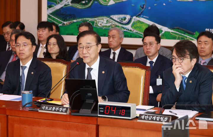 [서울=뉴시스] 고승민 기자 = 김윤덕 국토교통부 장관이 11일 서울 여의도 국회에서 열린 국토교통위원회 전체회의에서 의원 질의에 답하고 있다. 2025.11.11. kkssmm99@newsis.com