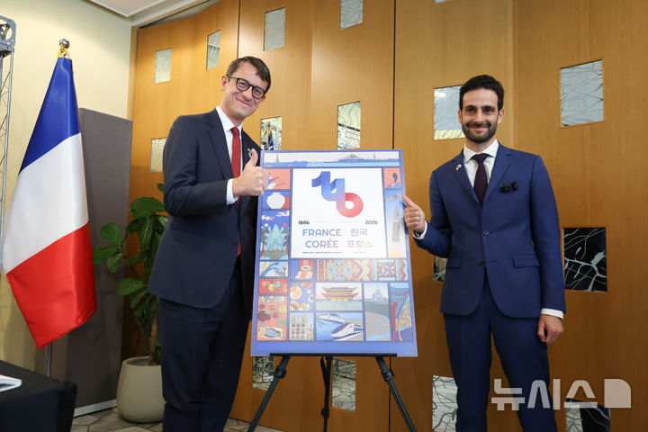 [서울=뉴시스] 황준선 기자 = 필립 베르투(왼쪽) 주한 프랑스 대사와 피에르 모르코스 주한 프랑스 대사관 문화·교육·과학 참사관이 11일 오전 서울 서대문구 주한 프랑스 대사관에서 열린 프랑스-한국 수교 140주년 기념 행사 소개 기자회견에서 행사 포스터를 공개하고 기념촬영 하고 있다. 2025.11.11. hwang@newsis.com