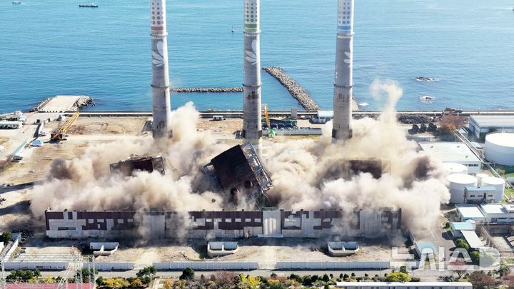 [울산=뉴시스] 김선웅 기자 = 11일 울산 남구 울산화력발전소 보일러 타워 5호기 붕괴 사고 현장에서 매몰자와 실종자 구조를 위해 4·6호기의 발파 작업이 진행되고 있다. 2025.11.11. mangusta@newsis.com