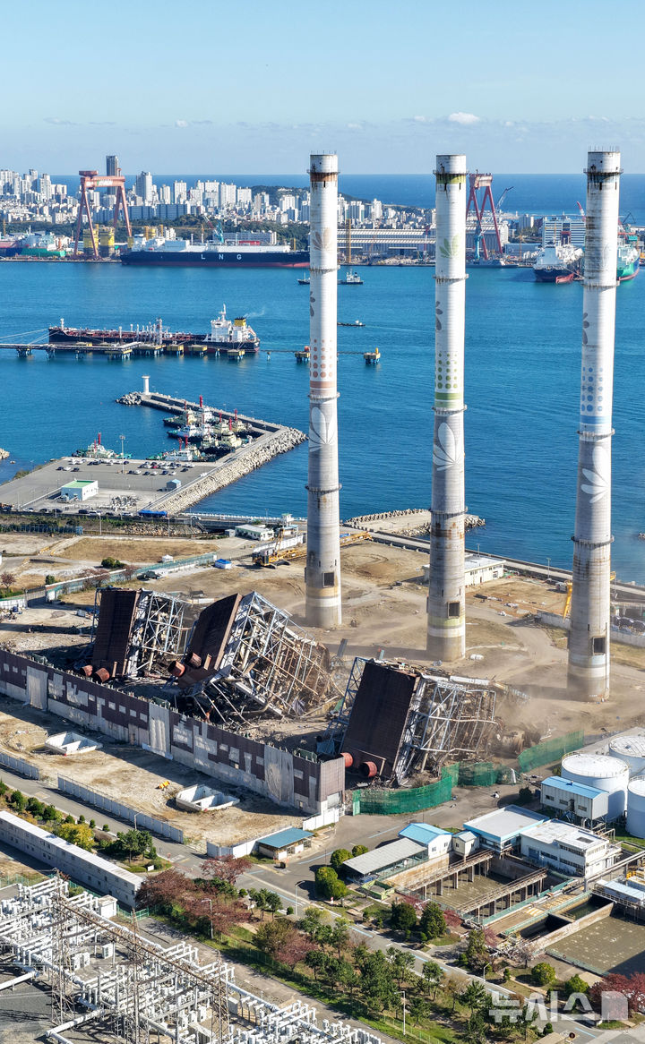 [울산=뉴시스] 김선웅 기자 = 11일 울산 남구 울산화력발전소 보일러 타워 5호기 붕괴 사고 현장에서 매몰자와 실종자 구조를 위해 4·6호기의 발파 작업이 진행되고 있다. 2025.11.11. mangusta@newsis.com