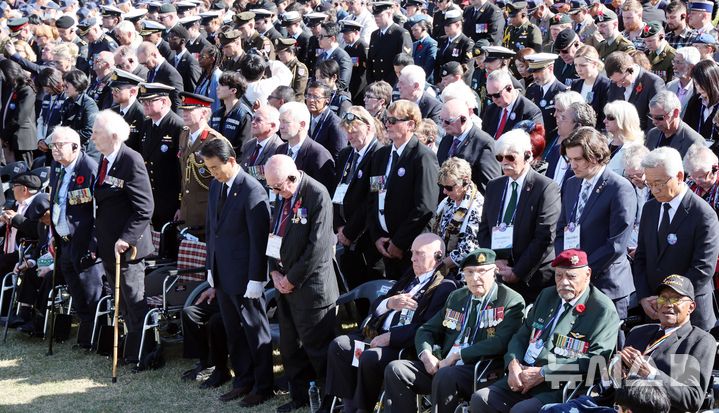  [부산=뉴시스] 하경민 기자 = '턴 투워드 부산(Turn Toward Busan), 제19회 유엔참전용사 국제추모의 날' 기념식이 열린 11일 부산 남구 유엔기념공원에서 6·25전쟁 유엔군 참전용사와 유가족 등이 전몰장병의 희생을 추모하는 묵념을 하고 있다. 유엔참전용사 국제추모의 날은 2007년 캐나다 참전용사 빈센트 커트니씨가 유엔기념공원을 향해 유엔참전국이 함께 1분간 묵념하자고 제안하면서 시작됐으며, 2020년 법정기념일(11월11일)로 제정됐다. 2025.11.11. yulnetphoto@newsis.com