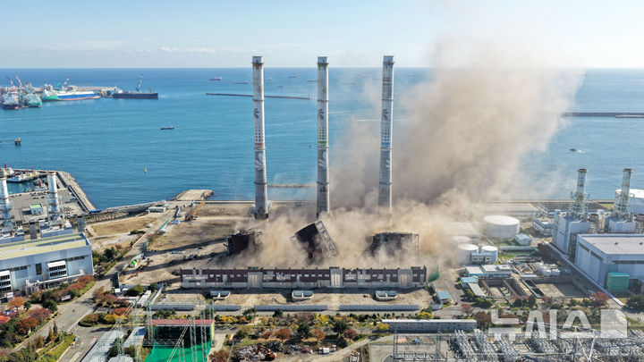 [울산=뉴시스] 김선웅 기자 = 11일 울산 남구 울산화력발전소 보일러 타워 5호기 붕괴 사고 현장에서 매몰자와 실종자 구조를 위해 4·6호기의 발파 작업이 진행되고 있다. 2025.11.11. mangusta@newsis.com