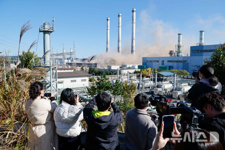 [울산=뉴시스] 김선웅 기자 = 11일 울산 남구 울산화력발전소 보일러 타워 5호기 붕괴 사고 현장에서 매몰자와 실종자 구조를 위해 4·6호기의 발파 작업이 진행되고 있다. (공동취재) 2025.11.11. photo@newsis.com