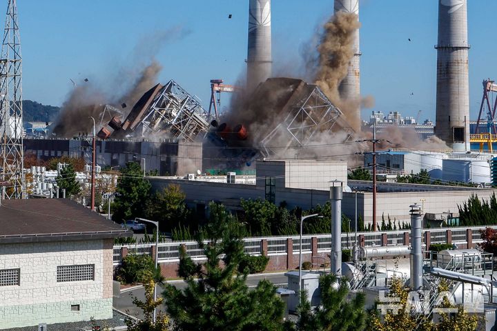 [울산=뉴시스] 김선웅 기자 = 11일 울산 남구 울산화력발전소 보일러 타워 5호기 붕괴 사고 현장에서 매몰자와 실종자 구조를 위해 4·6호기의 발파 작업이 진행되고 있다. (공동취재) 2025.11.11. photo@newsis.com