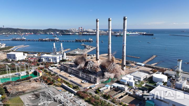 [울산=뉴시스] 김선웅 기자 = 11일 울산 남구 울산화력발전소 보일러 타워 5호기 붕괴 사고 현장에서 매몰자와 실종자 구조를 위해 4·6호기 발파 작업이 진행되고 있다. (공동취재) 2025.11.11. photo@newsis.com
