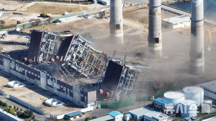 [울산=뉴시스] 김선웅 기자 = 11일 울산 남구 울산화력발전소 보일러 타워 5호기 붕괴 사고 현장에서 매몰자와 실종자 구조를 위해 4·6호기의 발파 작업이 진행되고 있다. (공동취재) 2025.11.11. photo@newsis.com