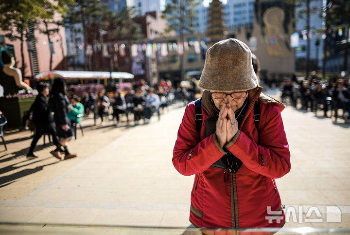 [서울=뉴시스] 정병혁 기자 = 2026학년도 대학수학능력시험을 이틀 앞둔 11일 서울 종로구 조계사를 찾은 수험생 학부모 및 불자들이 기도를 하고 있다. 2025.11.11. jhope@newsis.com