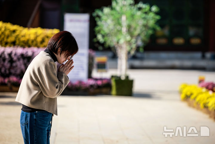 [서울=뉴시스] 정병혁 기자 = 2026학년도 대학수학능력시험을 이틀 앞둔 지난 11일 서울 종로구 조계사를 찾은 수험생 학부모 및 불자들이 기도를 하고 있다. 2025.11.11. jhope@newsis.com