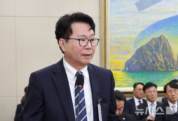 [서울=뉴시스] 김금보 기자 = 이한주 경제·인문사회연구회 이사장이 11일 서울 여의도 국회에서 열린 정무위원회 전체회의에서 의원질의에 답변을 하고 있다. 2025.11.11. kgb@newsis.com