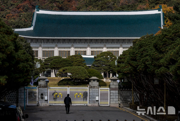 [서울=뉴시스] 정병혁 기자 = 11일 서울 종로구 청와대 앞에서 관계자가 이동하고 있다.  대통령실은 다음 달 14일 전후 서울 용산에 있는 대통령 집무실 등을 청와대로 이전할 것으로 전해졌다. 2025.11.11. jhope@newsis.com