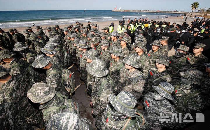 [제주=뉴시스] 우장호 기자 = 해병대 9여단 장병들이 11일 오후 제주시 이호해수욕장에서 마약류 의심물체 수색에 앞서 집결해 있다. 2025.11.11. woo1223@newsis.com