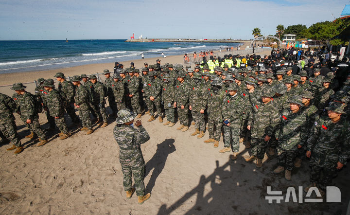 [제주=뉴시스] 우장호 기자 = 해병대 9여단 장병들이 11일 오후 제주시 이호해수욕장에서 마약류 의심물체 수색활동을 임무를 부여받고 있다. 2025.11.11. woo1223@newsis.com