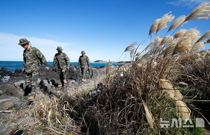 [제주=뉴시스] 우장호 기자 = 해병대 9여단 장병들이 11일 오후 제주시 이호동 등 북부 지역 해안가에서 마약류 의심물체 수색활동을 벌이고 있다. 2025.11.11. woo1223@newsis.com