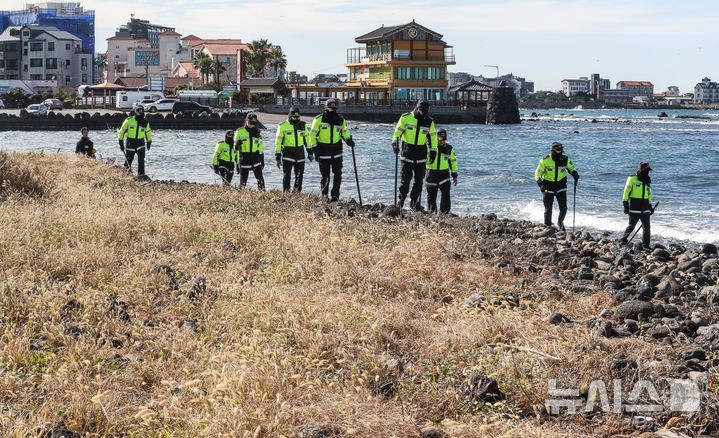 [제주=뉴시스] 우장호 기자 = 11일 오후 제주시 이호동 등 북부 지역 해안가에서 경찰과 해경, 자치경찰단, 해병대 9여단, 바다환경지킴이 등 민·관·군이 참여해 마약류 의심물체 수색활동을 벌이고 있다. 2025.11.11. woo1223@newsis.com