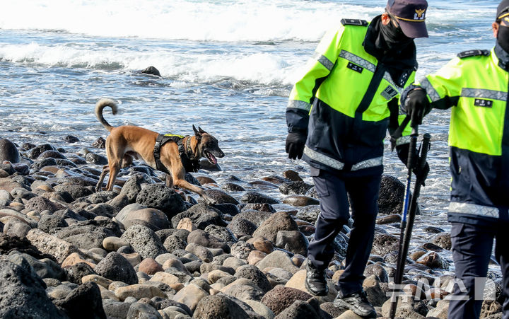 [제주=뉴시스] 우장호 기자 = 11일 오후 제주시 이호동 등 북부 지역 해안가에서 경찰과 해경, 자치경찰단, 해병대 9여단, 바다환경지킴이 등 민·관·군이 참여해 마약류 의심물체 수색활동을 벌이고 있다. 2025.11.11. woo1223@newsis.com