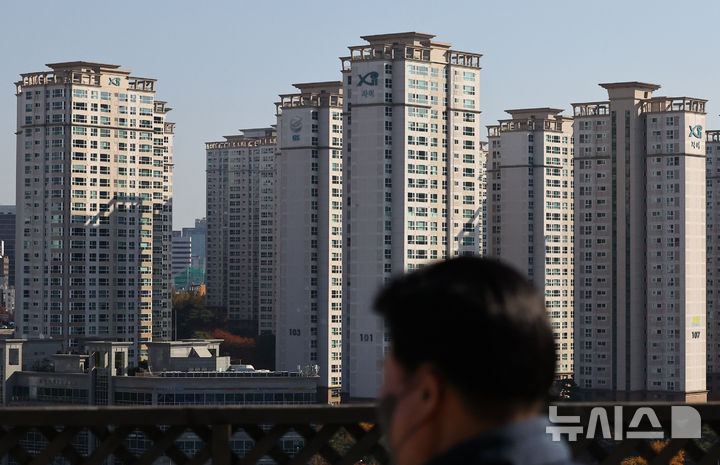 [서울=뉴시스] 최진석 기자 =11일 서울 서초구 아파트 단지의 모습. 2025.11.11. myjs@newsis.com