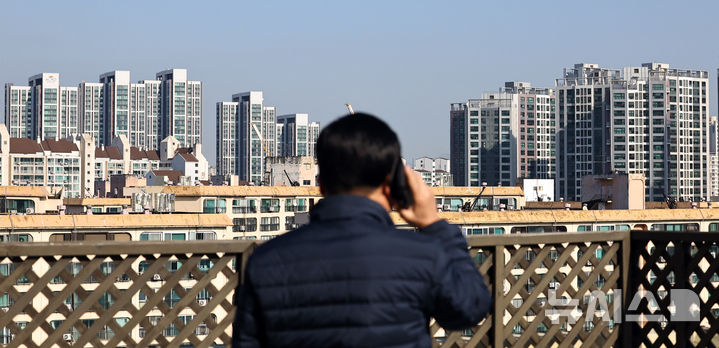 [서울=뉴시스] 최진석 기자 = 사진은 11일 서울 서초구 아파트 단지의 모습. 2025.11.11. myjs@newsis.com