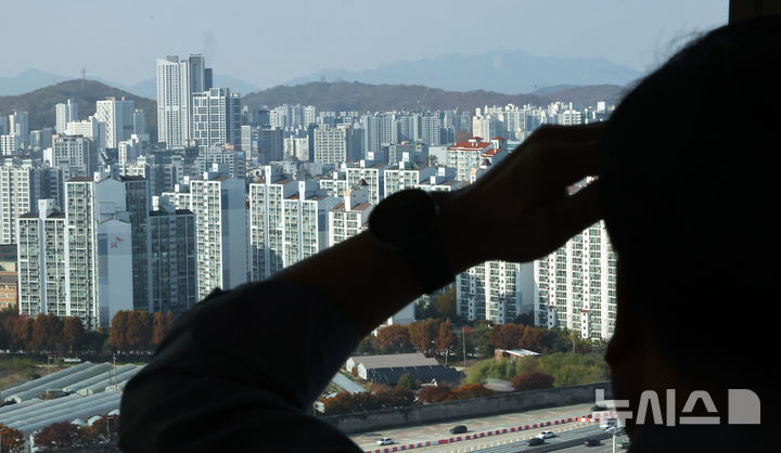 [구리=뉴시스] 최진석 기자 = 경기 구리타워에서 바라본 구리 도심의 모습. 2025.11.11. myjs@newsis.com