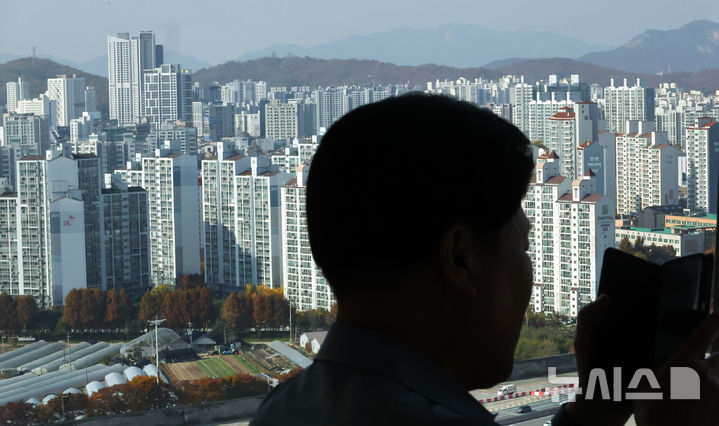 [구리=뉴시스] 최진석 기자 = 11일 한국부동산원 11월 첫째 주(3일 기준) 주간 아파트 가격 동향에 따르면, 지방 아파트 매매가격은 전주 보합(0.00%)에서 0.01% 상승 전환했다. 지방 아파트값이 상승 전환한 것은 2023년 11월 이후 99주만이다. 경기 구리시는 전주 0.18%에서 0.52%%로 상승폭이 3배 가까이 벌어졌다. 사진은 이날 경기 구리타워에서 바라본 구리 도심의 모습. 2025.11.11. myjs@newsis.com