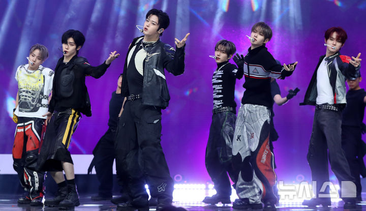 [서울=뉴시스] 김혜진 기자 = 그룹 클로즈 유어 아이즈가 11일 오후 서울 강서구 SBS 공개홀에서 열린 세 번째 미니앨범 '블랙아웃' 발매 기념 쇼케이스에서 무대를 선보이고 있다. 2025.11.11. jini@newsis.com