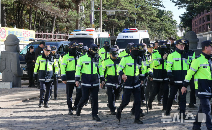 [제주=뉴시스] 우장호 기자 = 11일 오후 제주시 이호동 등 북부 지역 해안가에서 경찰과 해경, 자치경찰단, 해병대 9여단, 바다환경지킴이 등 민·관·군이 참여해 마약류 의심물체 수색활동을 벌이고 있다. 2025.11.11. woo1223@newsis.com