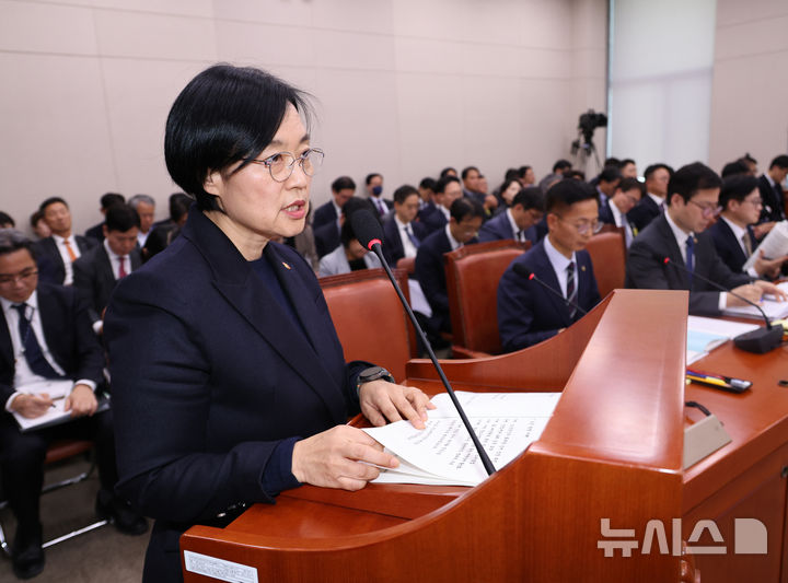 [서울=뉴시스] 김금보 기자 = 한성숙 중소벤처기업부 장관이 지난 11일 서울 여의도 국회에서 열린 산업통상자원중소벤처기업위원회 전체회의에서 예산안 제안설명을 하고 있다. 2025.11.12. kgb@newsis.com