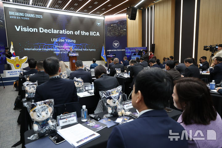 [서울=뉴시스] 황준선 기자 = 이재영 경찰청 국제협력관이 11일 서울 서대문구 경찰청에서 열린 글로벌 공조 작전회의(Breaking Chains 2025)에서 국제 공조 협의체 비전 선포를 하고 있다. 2025.11.11. hwang@newsis.com