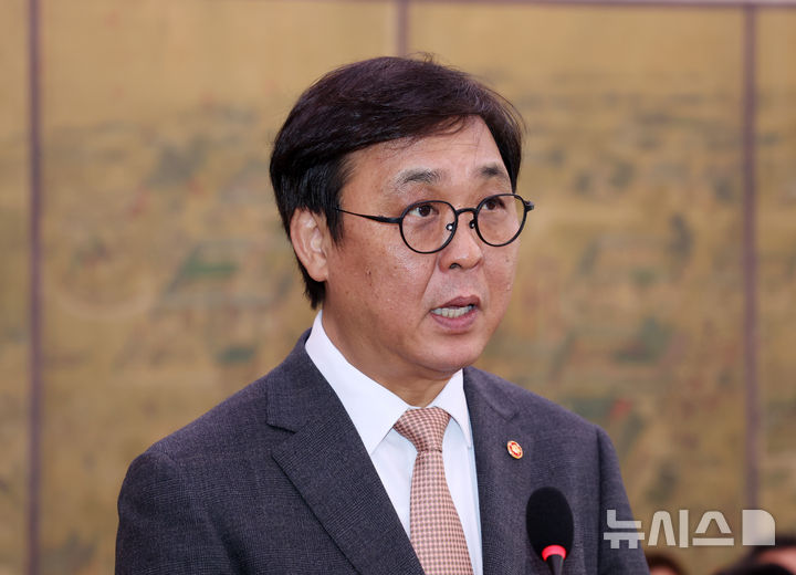 [서울=뉴시스] 김명년 기자 = 최휘영 문화체육관광부 장관이 11일 오후 서울 여의도 국회 문화체육관광위원회 전체회의에서 내년도 예산안 관련 제안설명하고 있다. 2025.11.11. kmn@newsis.com