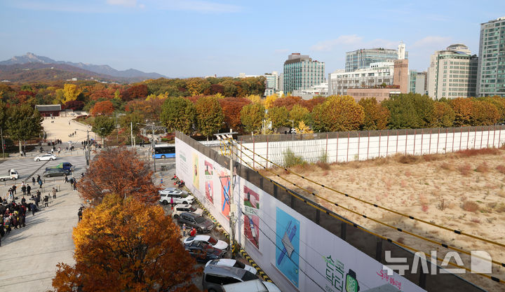 [서울=뉴시스] 조성우 기자 = 세운4구역주민대표회의 관계자들과 토지주들(사진 왼쪽)이 11일 오후 서울 종로구 세운상가 앞 광장에서 국가유산청이 유네스코 세계문화유산인 종묘 인근에 초고층 건물을 세우도록 허가하는 서울시 도시 정비 계획에 대해 우려를 표한 것에 대해 반발하며 구호를 외치고 있다. 2025.11.11. xconfind@newsis.com