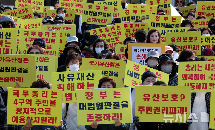 [서울=뉴시스] 조성우 기자 = 세운4구역주민대표회의 관계자들과 토지주들이 11일 오후 서울 종로구 세운상가 앞 광장에서 국가유산청이 유네스코 세계문화유산인 종묘 인근에 초고층 건물을 세우도록 허가하는 서울시 도시 정비 계획에 대해 우려를 표한 것에 대해 반발하며 구호를 외치고 있다. 2025.11.11. xconfind@newsis.com