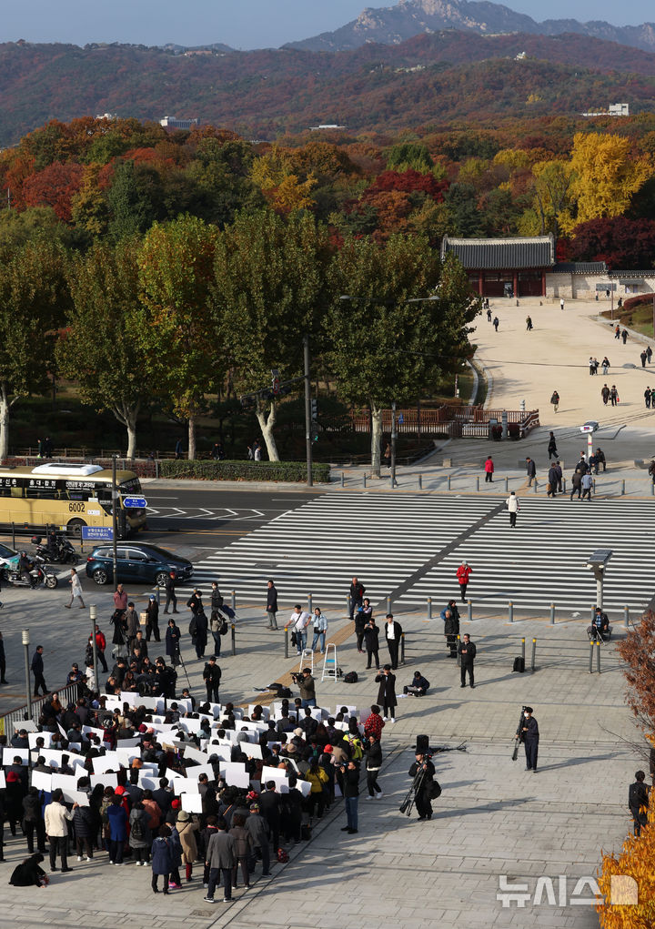 [서울=뉴시스] 조성우 기자 = 세운4구역주민대표회의 관계자들과 토지주들(왼쪽 아래)이 11일 오후 서울 종로구 세운상가 앞 광장에서 국가유산청이 유네스코 세계문화유산인 종묘 인근에 초고층 건물을 세우도록 허가하는 서울시 도시 정비 계획에 대해 우려를 표한 것에 대해 반발하며 기자회견을 하고 있다. 2025.11.11. xconfind@newsis.com
