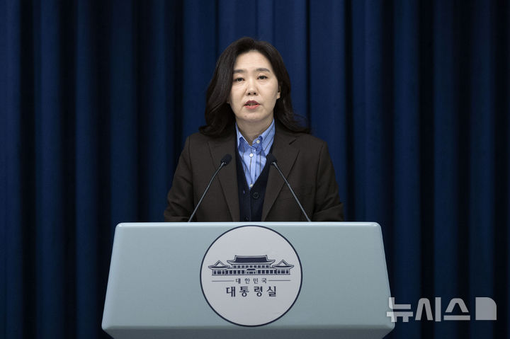 [서울=뉴시스] 최동준 기자 = 강유정 대변인이 11일 서울 용산 대통령실 청사에서 국무회의 관련 브리핑을 하고 있다. 2025.11.11. photocdj@newsis.com